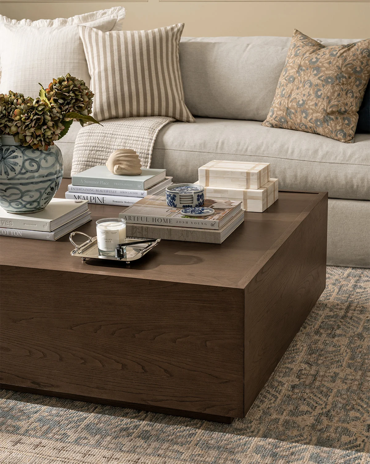 Modern Wood Coffee Table with Pull-Out Storage Drawers & Clean Lines for Living Room