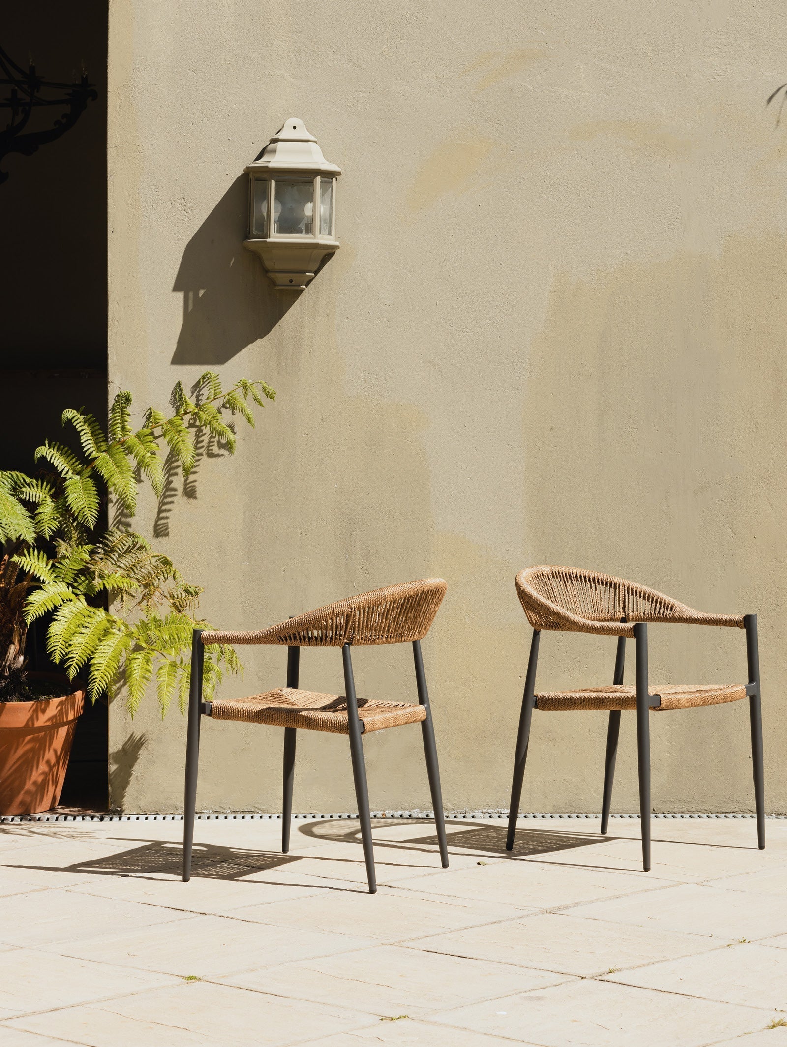 Aluminium Chair with Stackable and Curved Back for Patio