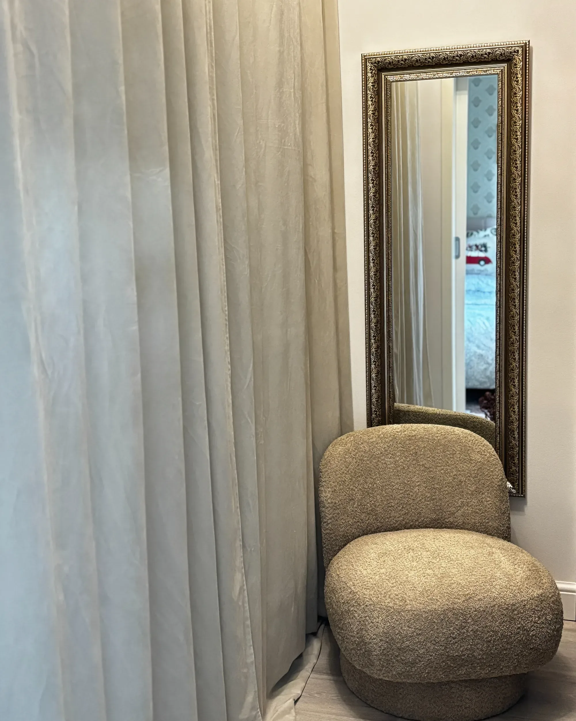 51 cm 141 cm Mirror