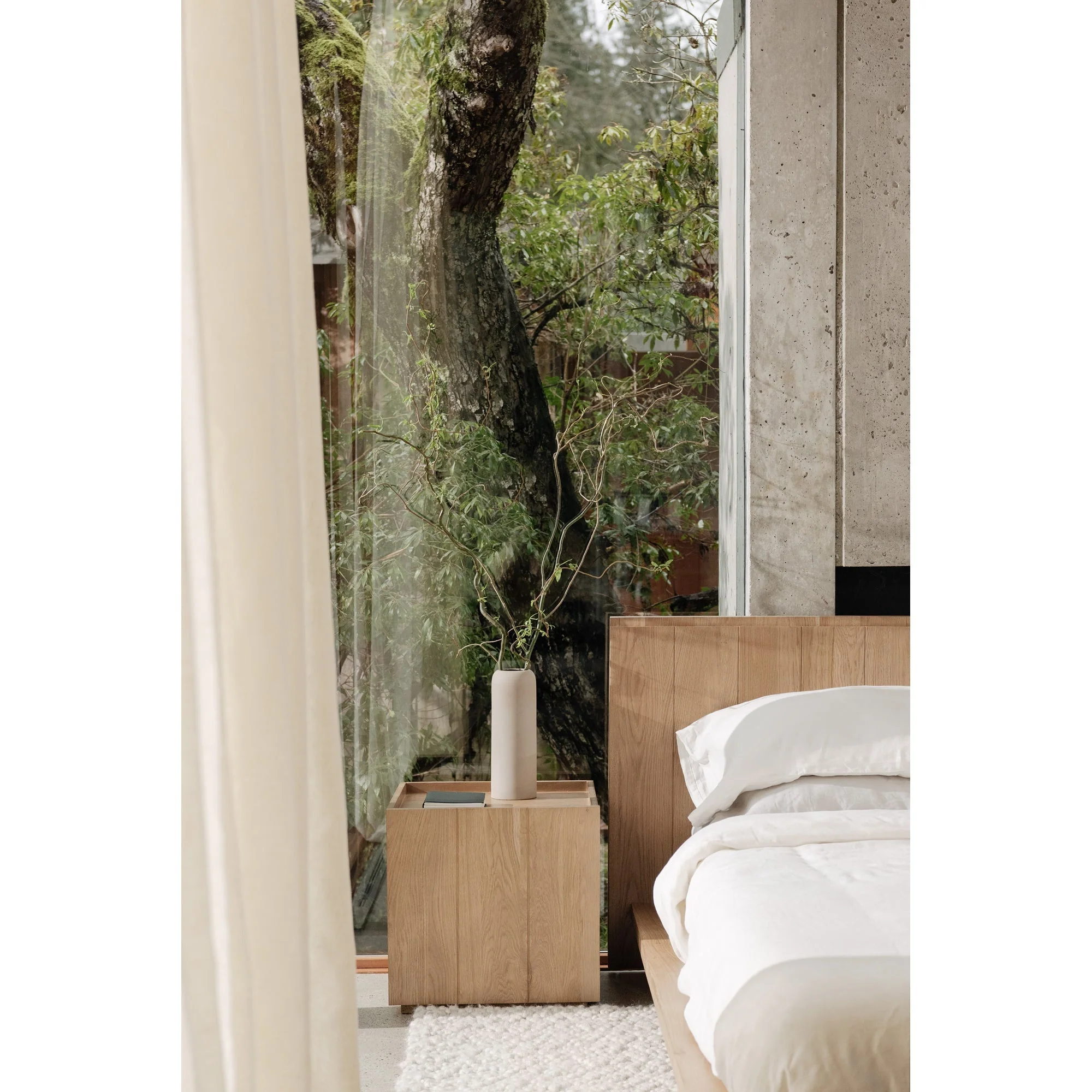 Contemporary Solid Oak Nightstand with Magnetic Single-Door Cabinet for Bedroom