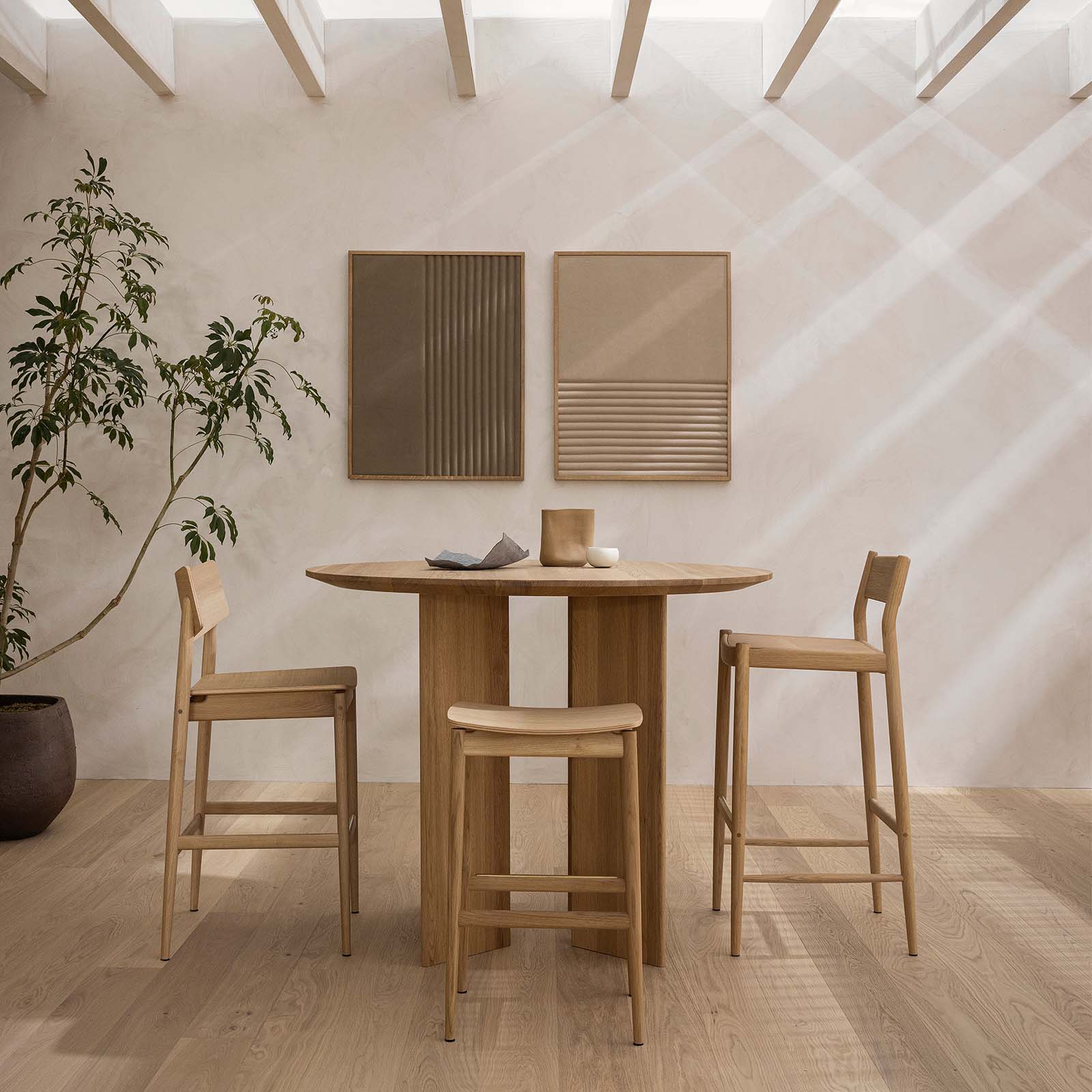 High stool (with curved backrest)