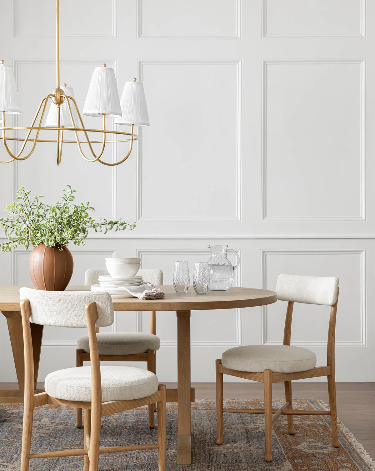 Scandinavian White Oak Dining Chair with Curved Ball Foot & Round Seat for Dining Room